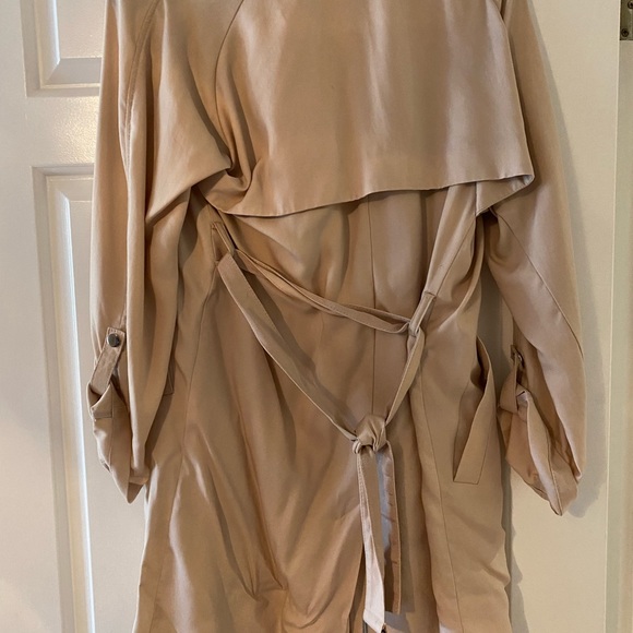 Beige TopShop trench coat. US 2 but I am a 6 and this is just a big fit! :) - Picture 3 of 4